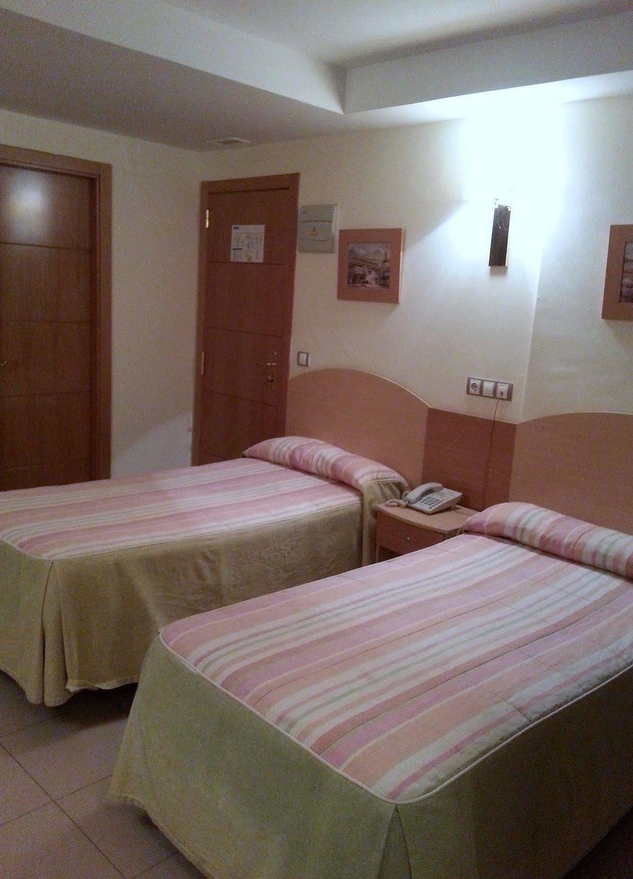 Hostal El Arco Mejorada Del Campo Buitenkant foto