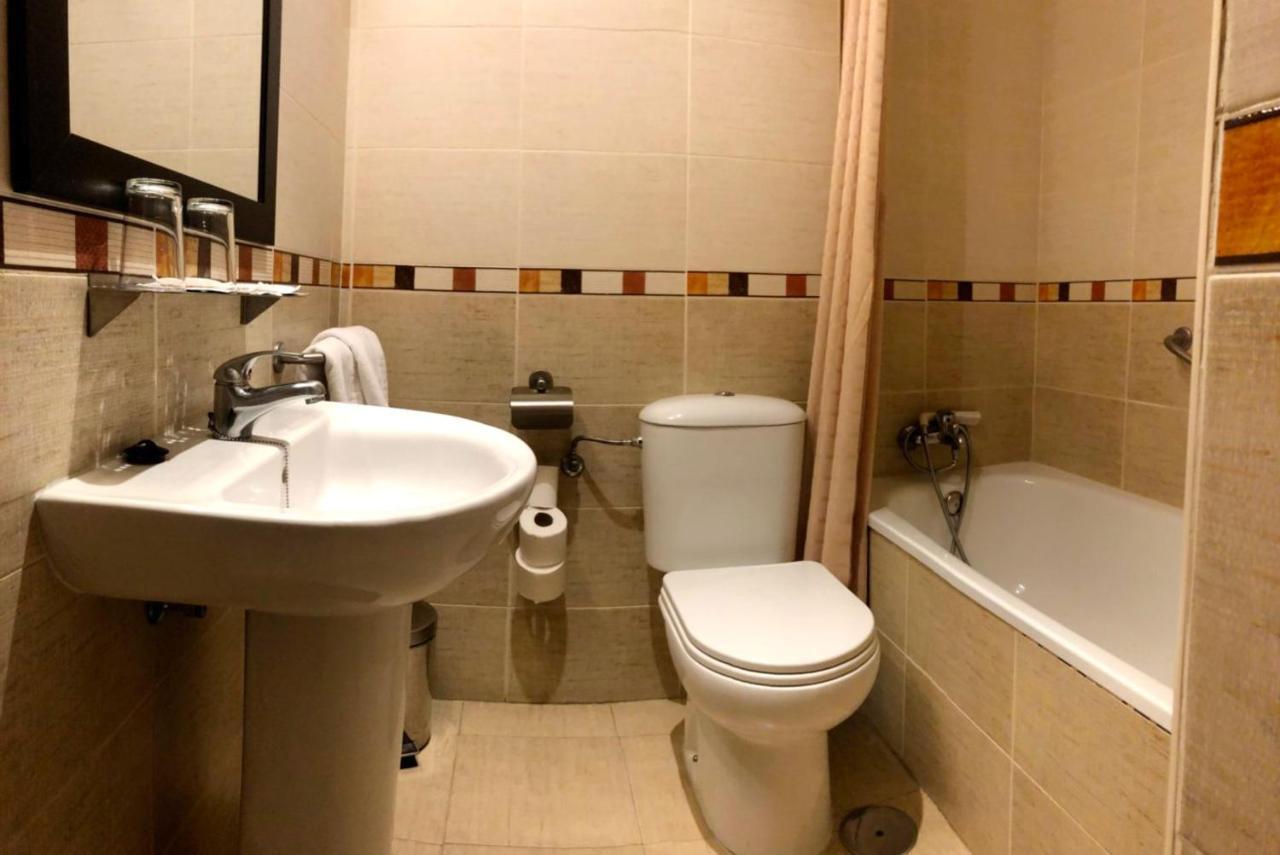 Hostal El Arco Mejorada Del Campo Buitenkant foto