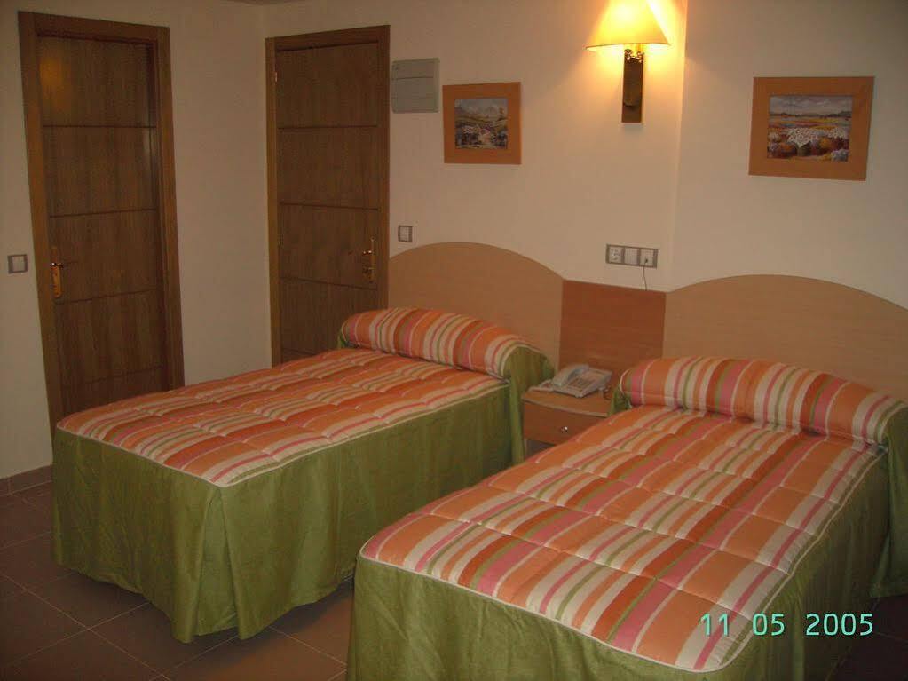 Hostal El Arco Mejorada Del Campo Buitenkant foto