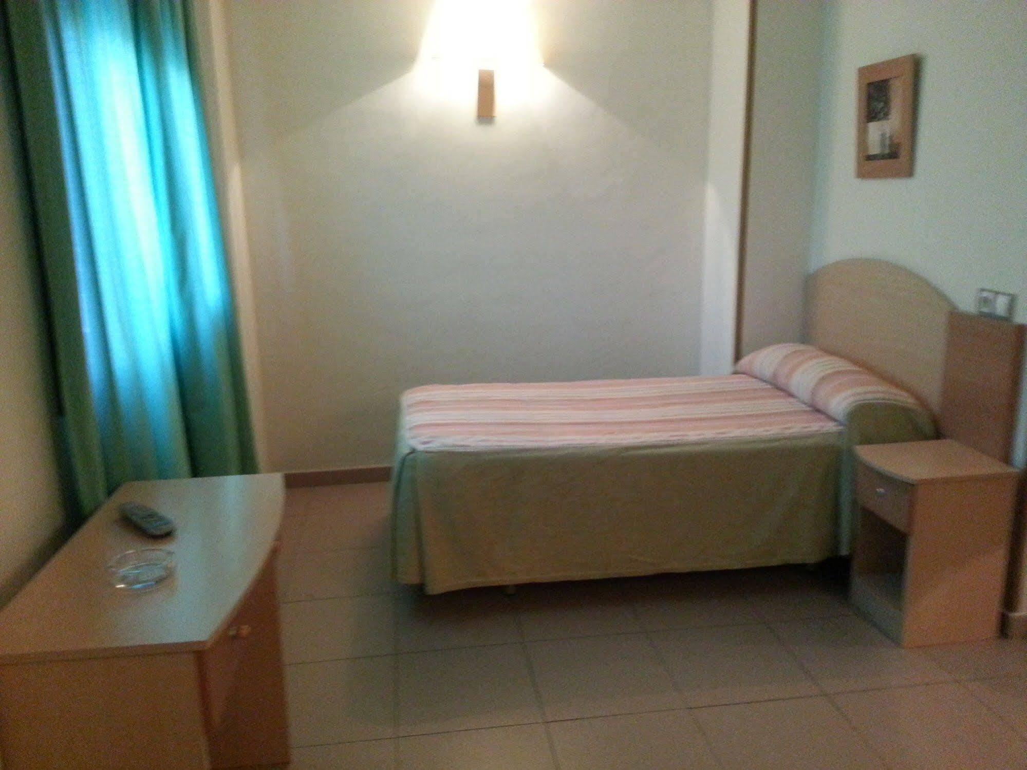 Hostal El Arco Mejorada Del Campo Buitenkant foto
